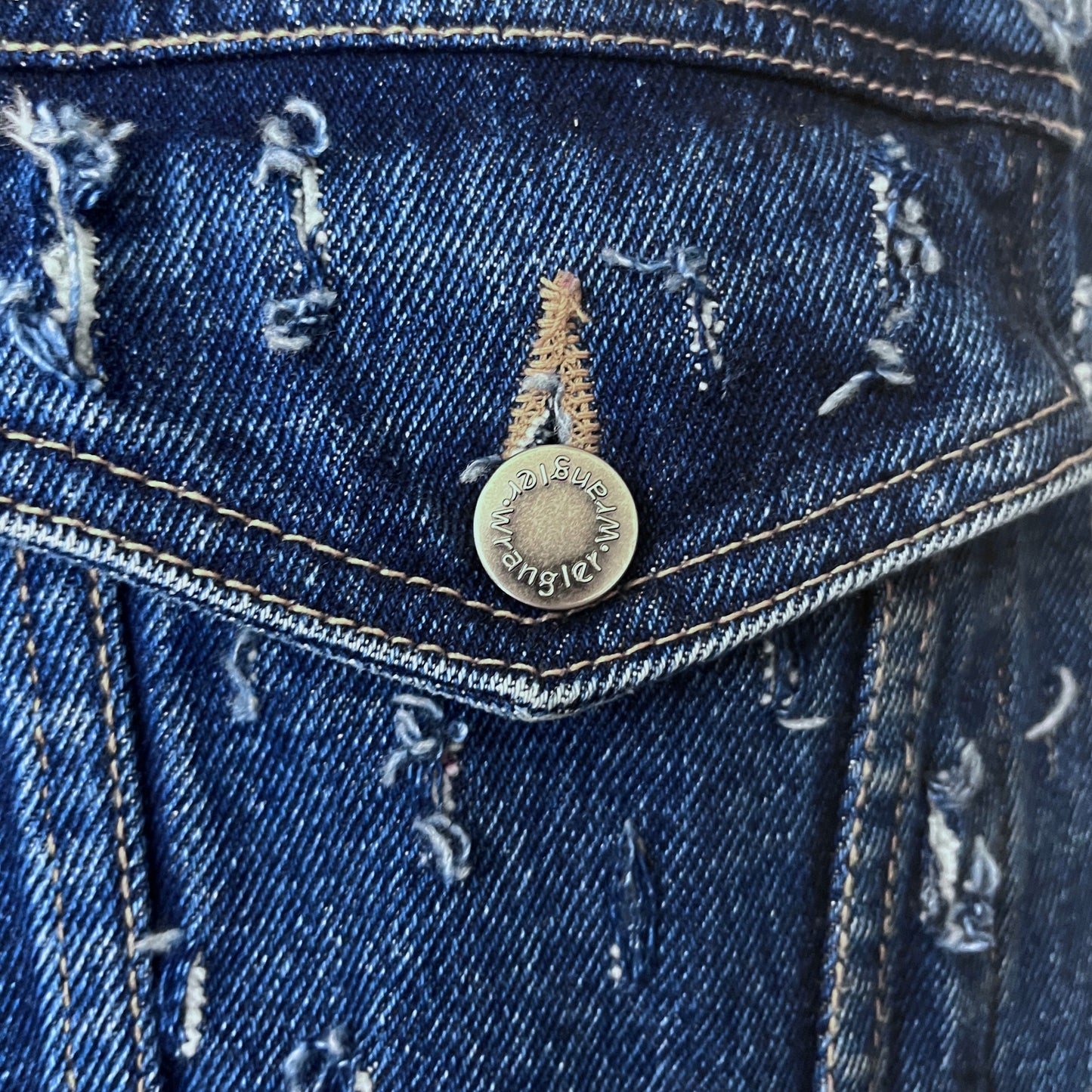 Wrangler Denim Trucker Jacket (distressed) in Deep / MEDIUM